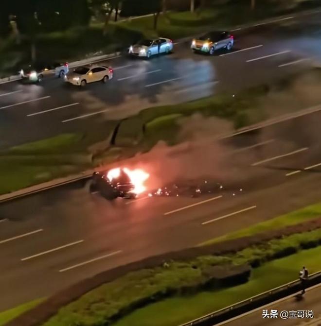 :司机遇难车门无法打开引热议小米回应麻将胡了app成都小米su7起火后续(图13) :司机遇难车门无法打开引热议小米回应麻将胡了app成都小米su7起火后续(图13)
